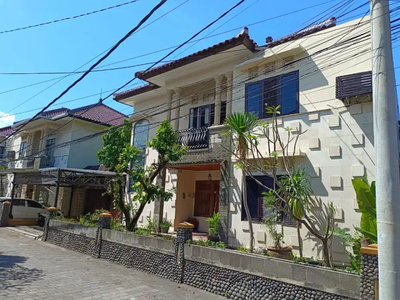 Jual Rumah Dekat Sunset Road. 2 Lantai Dengan Nuansa Vintage