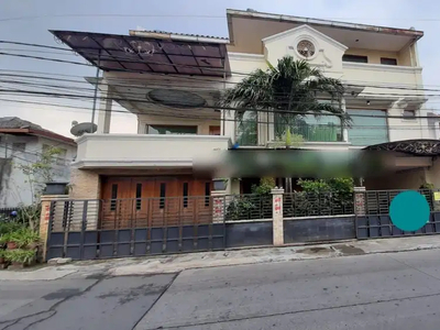 Rumah hook 3,5 lantai di Jatibening, Bekasi.