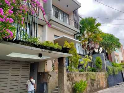 RUMAH LINGKUNGAN ELIT DEKAT PLAZA RENON