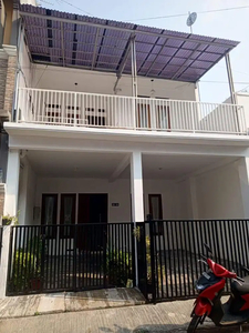 Dijual rumah dua lantai di Cluster Soka Kuning Harapan Baru Regency