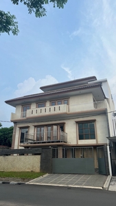 Dijual Rumah Hook Mewah Cantik SHM 4 lantai di Meruya Jakarta Bar