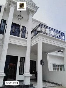 DIJUAL RUMAH MODERN CLASSIC 2,5 LANTAI DENGAN ROOFTOP DI TOWN HOUSE