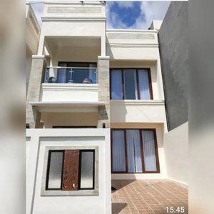 dijual villa 3 lantai di Batu Malang