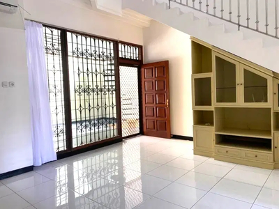 Sewakan Rumah 2 Lantai, Dharmahusada, Siap Pakai, Surabaya Timur
