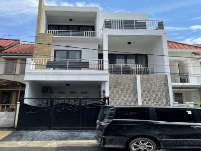 Dijual rumah bagus 3lantai full di Harapan Indah Cluster Taman Puspa