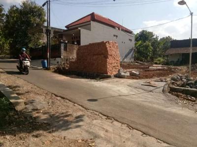 Tanah pinggir jalan aspal digunungpati sekitar kampus Unnes Semarang