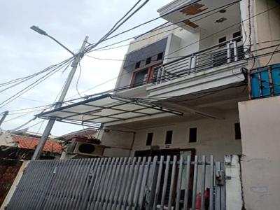 Rumah 3 Lantai Semi Furnis, Lokasi Strategis di Tanjung Duren Jakarta