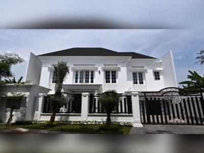 Rumah Putih Klasik Mewah berlokasi dikawasan elit Pondok Indah