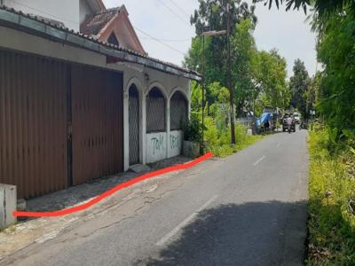 rumah strategis pinggir jalan bisa untuk usaha dekat Kampus UPY PGRI