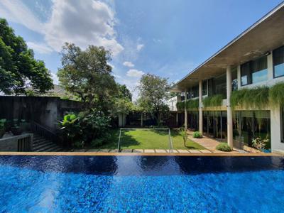 Villa ditengah Kota Jakarta dgn Kolam Renang Cabana