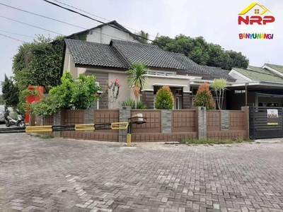 Dijual Rumah Cantik Posisi Hook di Utara Hotel eL Royal - Banyuwangi