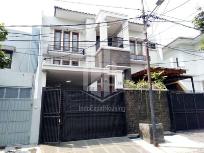 Disewakan Rumah Modern Cantik dan Menawan di Area Senopati