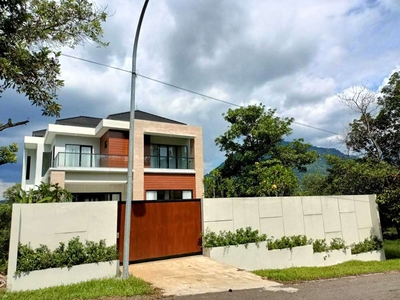 Rumah 3 Lantai 2 Muka Furnish dengan View Pegunungan di Sentul City