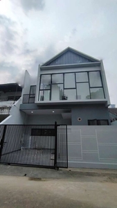 Rumah Baru Hadap Selatan Semi Furnished Mewah SHM di Nusa Loka BSD