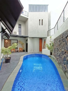 Rumah cantik Emerald Bintaro Jaya ada kolam renang