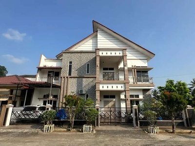 Rumah Mewah 2 Lantai Minimalis Pusat Kota Padang Zona Hijau (+Perabot)