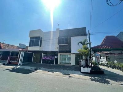 RUMAH PLUS TOKO DI TENGAH KOTA DEKAT PURAWISATA