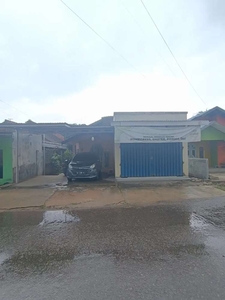 RUMAH SEKUMPUL DEPAN JALAN BESAR STRATEGIS