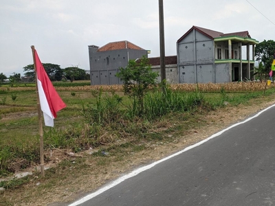 Tanah Timur Candi Prambanan Klaten, 400 meter Jl. Solo-Jogja