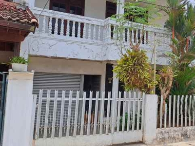 Rumah 2 Lantai Dalam Komplek Di Jatiwaringin Bekasi