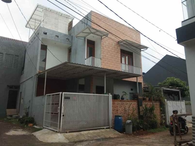 Rumah 2 Lantai Semi Furnish Dalam Perumahan Lokasi Grogol Depok