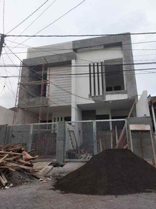 Rumah Baru Dengan Lokasi Yang Nyaman Serta Row Tidak Mblusuk Di Wisma