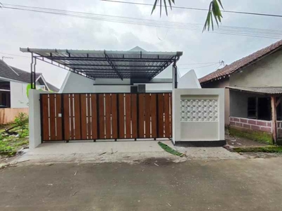 Rumah Baru Siap Huni Carport Lebar Dekat Stadion Maguharjo