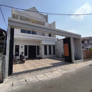 Rumah Mewah Plus Rooftop Di Rawamangun Jakarta Timur