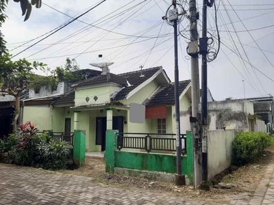 Rumah Pojok Di Dekat Kampus Jember