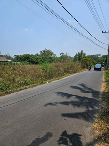 Tanah Jogja, Tepi Jalan Aspal Dekat The Westlake Resto