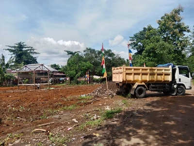 pinggir jalan aspal . dekat poros. dekat fasilitas umum