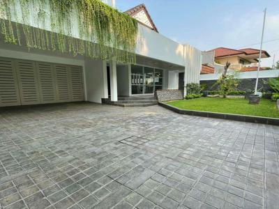 Disewakan Rumah Modern Style Lokasi Strategis di Pondok Indah