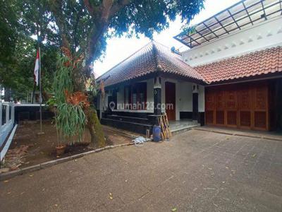 Rumah Cantik & Asri Di Jln Riau Bdg, Parkiran Luas, Area Ramai