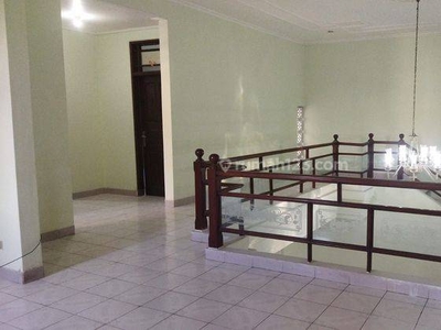 Disewakan rumah 4 kamar tidur di Densel