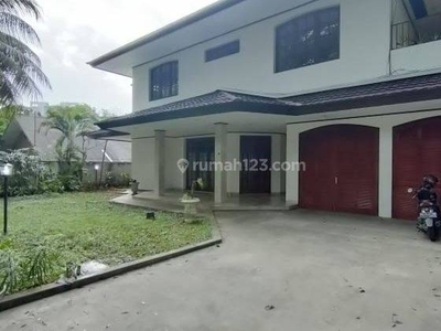 Rumah 2 Lantai Bagus Semi Furnished SHM di Kebayoran Baru, Jakarta Selatan