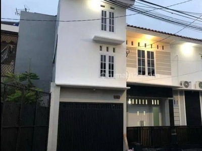 Rumah minimalis 3 lt di Pasar Minggu lt 45 lb 90 m2 ada 3 kt + 2 km ada 2 ac + kitchen siap huni letaknya strategis!