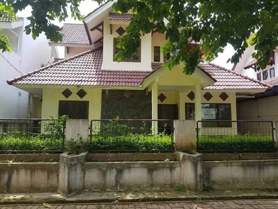 Dijual Rumah di Kemang Pratama Bekasi, Siap Huni, Halaman Luas