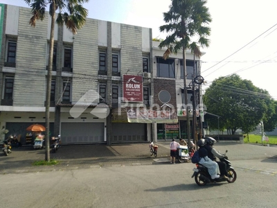 Disewakan Ruko 3 Lantai Area Parkiran Luas di Batununggal Indah Raya | Pinhome