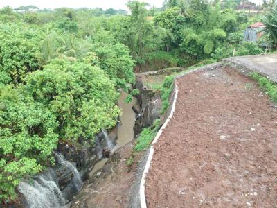 Sebidang Tanah Kosong LOS TEBING SUNGAI berbatuan, view mini air terju