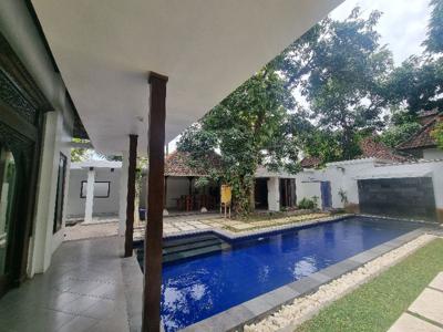 FOR RENT VILLA WITH BIG GARDEN AND POOL LOCATED IN SIDAKARYA DENPASAR