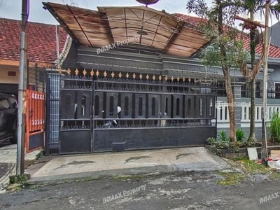 Disewakan Rumah 4KT 3KM Semi Furnished dengan Halaman Luas di Daerah Soekarno Hatta - Malang