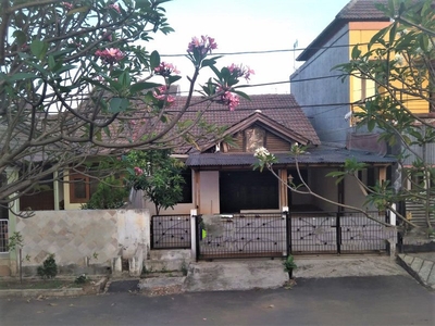 VILLA NUSA INDAH 1, Bekasi : The Green Light Of Serenity