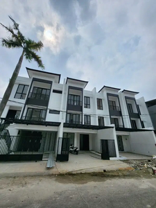 Rumah baru, 3 lantai, di Citra Garden 5