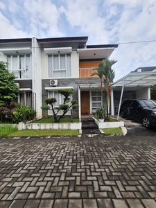 Dijual Rumah Mewah 2 lt di jl Kebon Agung Kronggahan