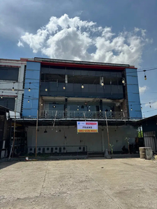 Disewakan Gedung 3 Lantai Lokasi Strategis Di Jl. Perintis Kemerdekaan