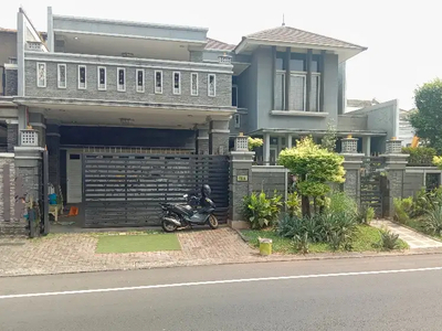 Disewakan Rumah Mewah Full Furnish Boulevard Living Stone Kota Wisata