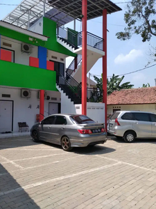 Kost Exclusive dengan parkir mobil