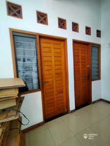 Rumah 2 Lantai Dipinggir Jalan Disewakan, area Denpasar Barat