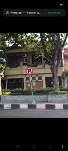 rumah 3 lantai di pusat kota