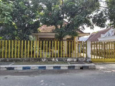 Rumah asri dengan halaman luas di samping jalan Jombang Kota